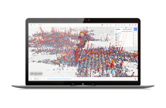 La pantalla de una computadora portátil muestra un mapa de visualización de datos en 3D con numerosas barras verticales de diferentes alturas y colores que representan puntos de datos superpuestos en una ubicación geográfica.