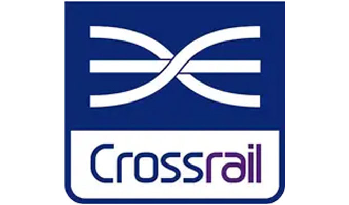 파란색 바탕에 흰색 "X"가 양식화된 Crossrail 로고와 그 아래에 보라색과 검은색 텍스트로 "Crossrail"이라는 단어.