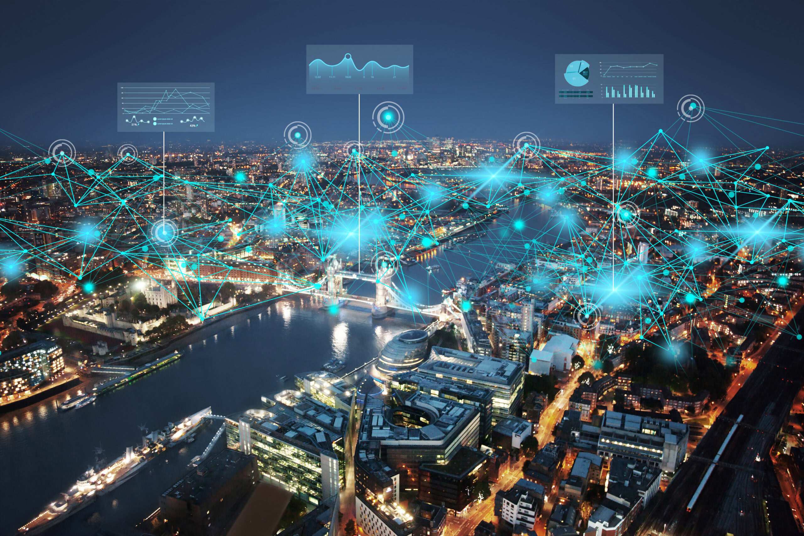 Vue aérienne de la ville de Londres pendant la nuit, connectée numériquement par des lignes et des visuels de données superposés à la scène pour symboliser la connectivité réseau et l'échange de données.