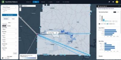 OpenPaths presenta una mappa digitale che mostra i modelli di volo con percorsi e punti di destinazione evidenziati. I pannelli laterali mostrano le opzioni di filtro e i grafici dei dati, offrendo una visione approfondita delle tendenze di viaggio globali.