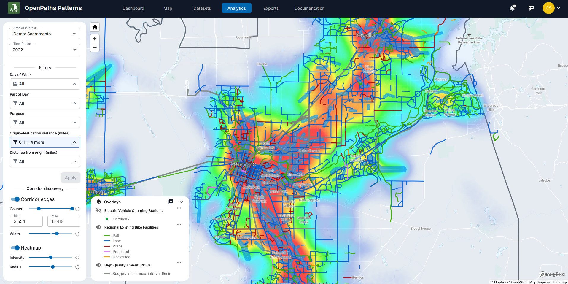 Un mapa que muestra la densidad de estaciones de carga de vehículos en Sacramento. Los gradientes de color revelan patrones de intensidad, con controles OpenPaths para filtros y superposiciones en el panel izquierdo.