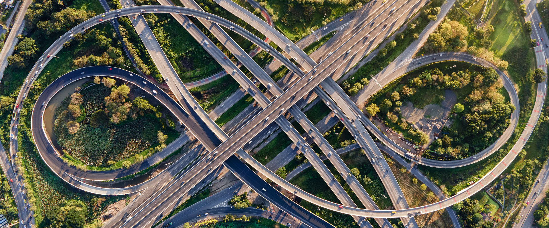 Vue aérienne d'un échangeur routier ou d'une intersection d'autoroutes avec un trafic urbain dense roulant à vive allure