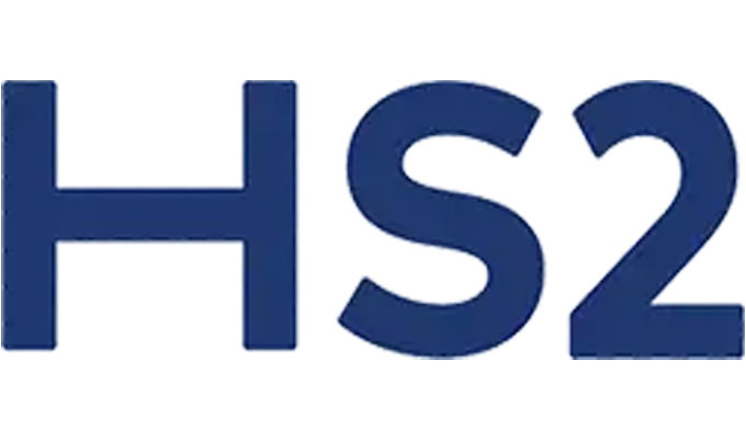 L'immagine mostra un logo blu "HS2" su uno sfondo trasparente, alludendo delicatamente all'efficienza e all'innovazione dei servizi di dati.