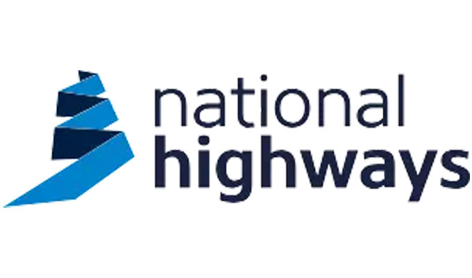 Logo di National Highways con un design stradale blu stilizzato e il testo "National Highways" in lettere minuscole, che cattura efficacemente l'essenza di servizi di dati efficienti.