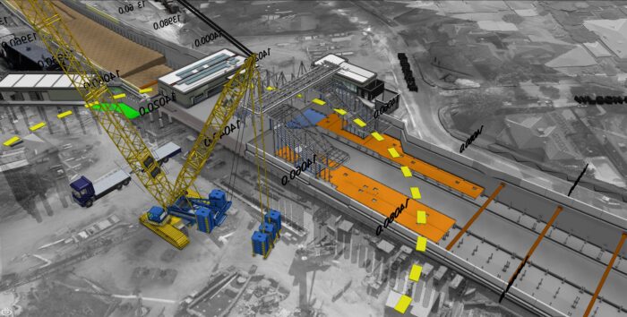 Eine Baustelle mit einem großen gelben Kran und mehreren strukturellen Blaupausen, die das Bild überlagern. Der Boden ist teilweise ausgehoben, und verschiedene Abschnitte des Gebäudes sind mit Beschriftungen versehen. Diese SYNCHRO-Fallstudie zeigt effizientes Baustellenmanagement und Projektplanung.