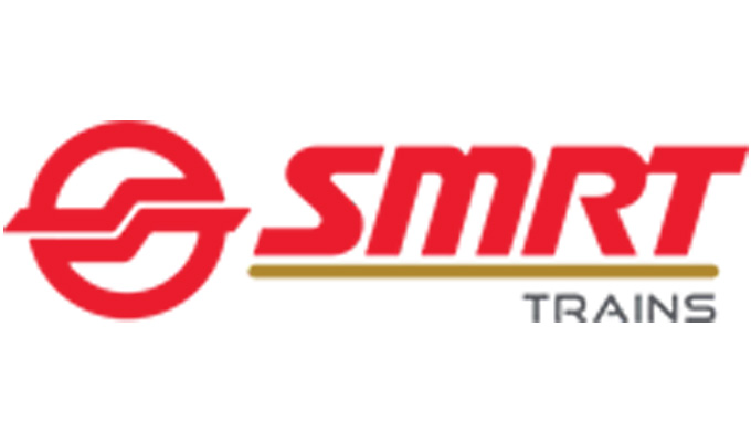 Logo SMRT Trains z czerwonym stylizowanym emblematem i pogrubionym czerwonym tekstem na białym tle.