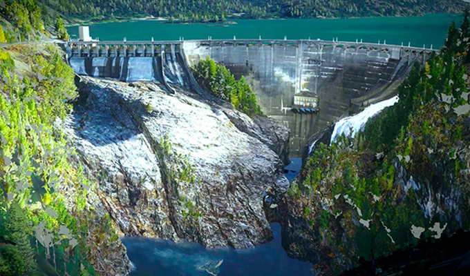 岩場に囲まれた大ダムを空中から眺め、ダム内を水が流れる水と緑の森林地帯を背景にした映像。 