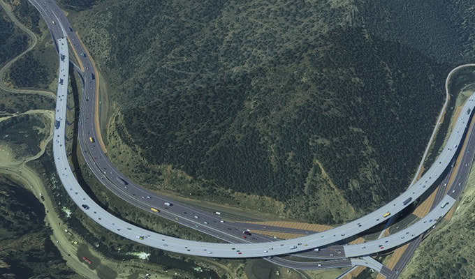 Une autoroute sur laquelle circulent de nombreux véhicules.