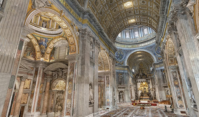 Intérieur d'une cathédrale avec des colonnes de marbre ornées, des fresques détaillées et un plafond voûté orné d'or. Autel élaboré avec des statues et des décorations complexes à l'arrière-plan.