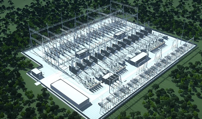 Vue aérienne d'une sous-station électrique entourée d'arbres, comprenant de nombreux transformateurs, commutateurs et lignes électriques à l'intérieur d'une zone clôturée.