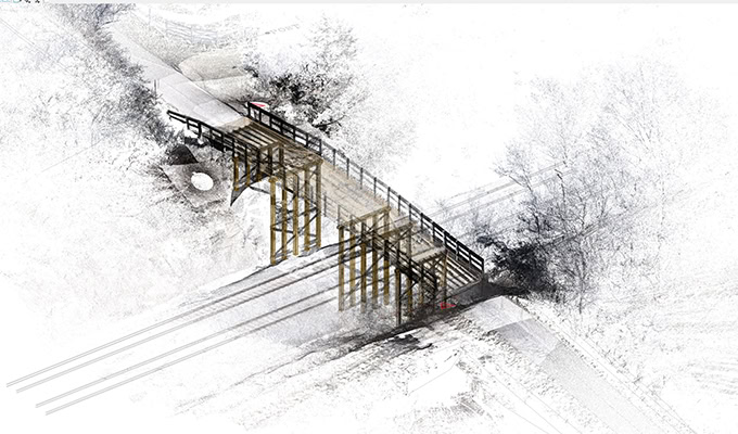 Desenho de uma ponte de madeira para pedestres sobre uma estrada com árvores ao redor, em um estilo esparso e semelhante a um esboço.