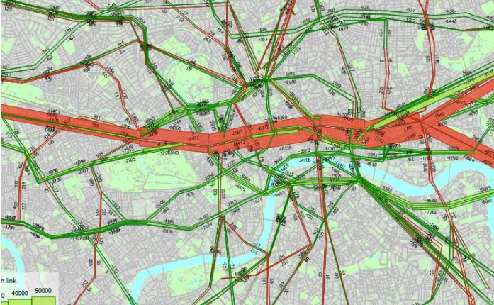 Eine detaillierte Karte von Transport for London zeigt den Verkehrsfluss mit grünen, roten und orangefarbenen Linien, die auf unterschiedliche Staus auf den Straßen der Stadt hinweisen.