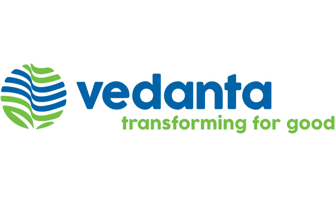 Vedanta Limitedのロゴは、青いテキストの「vedanta」と緑のテキスト「transforming for good」を示し、左側の様式化された葉のデザインによって補完されています。